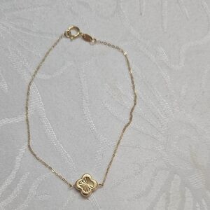 Elegant Gold Clover Bracelet